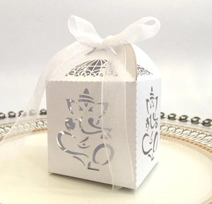 Boîte cadeau Ganesha blanche découpée au laser avec ruban d'organza sur plateau