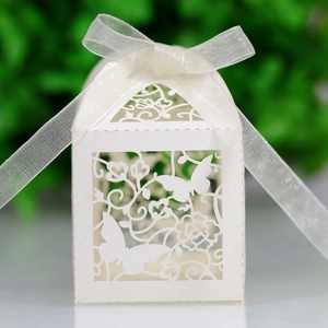 Witte lasergesneden bruiloft bedankjes doos met vlinderpatroon en organza lint