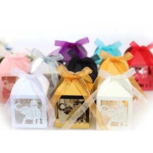 Boîtes à bonbons éléphant dorées découpées au laser avec rubans en soie multicolores