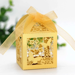 Elegante gouden lasergesneden geschenkdoos met vlinderpatroon en bijpassend zijden lint