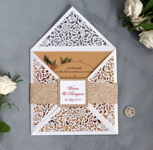 Détail d'invitation de mariage découpée au laser avec bandeau doré et insert en kraft
