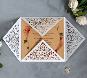 Détail de l'invitation de mariage découpée au laser avec dentelle et carte fleurie rétro
