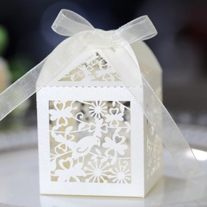 Λευκό κουτί γλυκών laser-cut με σχέδιο πουλιών και λευκή κορδέλα οργάντζας για δώρα
