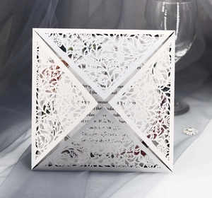 Housse d'invitation de mariage blanche découpée au laser sur tulle gris élégant