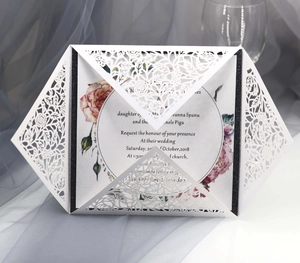 Détails de dentelle découpée au laser sur invitation de mariage blanche élégante en relief