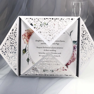 Élégant faire-part de mariage blanc découpé au laser avec motif floral ajouré et encart