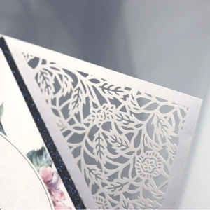 Carte d'invitation mariage découpée au laser avec fini perlé et détails de paillettes bleues