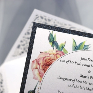 Élégant faire-part de mariage floral avec bordure pailletée noire et typographie raffinée