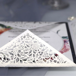 Carte d'invitation élégante en papier perlé découpé au laser avec motif floral