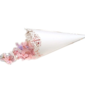Cornets à confettis de mariage blancs avec motif croix découpé au laser