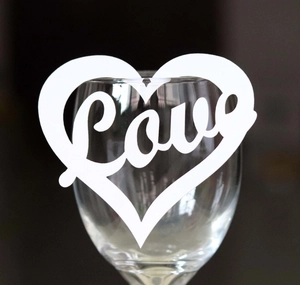 Marque-place cœur blanc découpé au laser Love pour verres à vin et décor de mariage