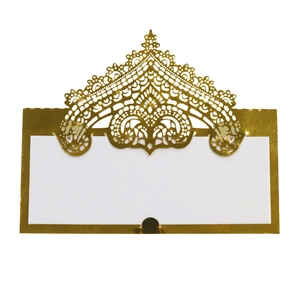 Elegante gouden lasergesneden plaatskaart met kantpatroon voor bruiloftstafels