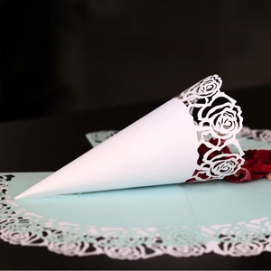 Cône de mariage blanc découpé au laser avec motifs de roses et pétales rouges