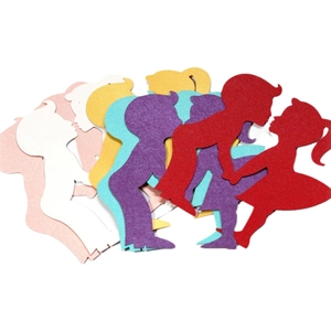 Marque-places de mariage en papier pailleté avec silhouettes de garçon et fille découpées