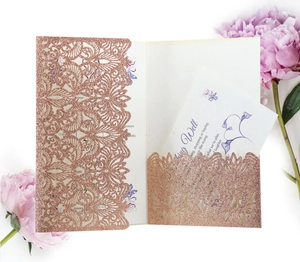 Detail der roségoldenen lasergeschnittenen Hochzeitseinladung mit Glitzer und Blumen