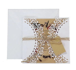 Invito matrimonio taglio laser con carta kraft, cordino e busta con motivi floreali