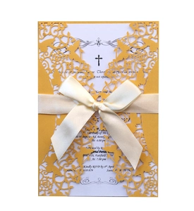 Invitation papillon découpée au laser dorée avec ruban blanc et motifs de dentelle florale