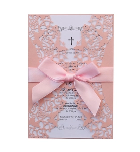 Faire-part mariage découpé au laser rose avec motifs évidés et ruban de soie rose