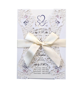 Faire-part mariage blanc nacré découpé au laser avec motif floral et nœud satin crème