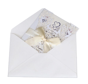 Faire-part mariage papillon rose découpé au laser avec ruban crème et détails floraux