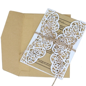 Laserschnitt Hochzeitseinladungen mit Kraftpapier-Einlagen und Juteschnur-Schleife