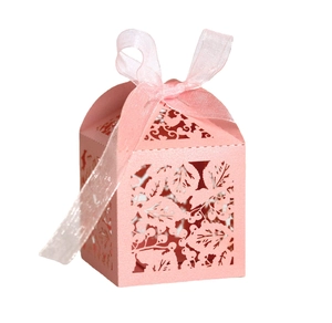 Elegante scatola regalo rosa perlato con motivi a foglia e fiocco in nastro per nozze