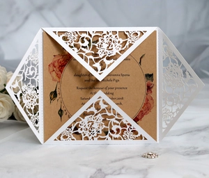 Elegante invito a nozze bianco tagliato al laser con inserti floreali in kraft