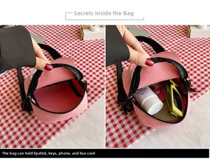 Détail du petit sac bandoulière en toile rose montrant la capacité de rangement interne