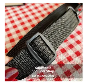 Gros plan sur la bandoulière réglable en nylon épais avec boucle en plastique noir mat