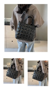 Detail der schwarzen gesteppten Puffer-Tasche mit Glanzeffekt und breitem Schultergurt