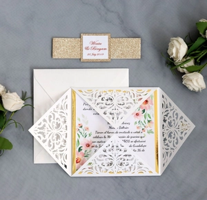 Set di inviti di nozze bianchi tagliati al laser con inserto floreale e fascia glitterata oro