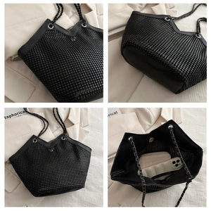 Détails du sac cabas noir à strass scintillants avec bandoulière chaîne et grand volume