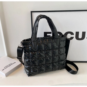 Détail du sac fourre-tout noir brillant avec une bandoulière amovible en nylon