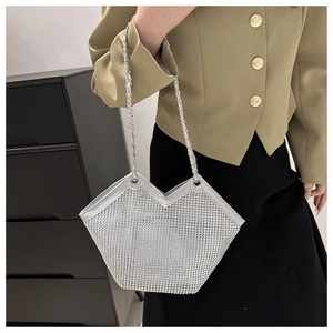 Gros plan du sac fourre-tout argenté à strass avec poignées en chaîne et texture de luxe