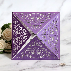 Elegante invito di nozze viola intagliato al laser con motivo floreale traforato