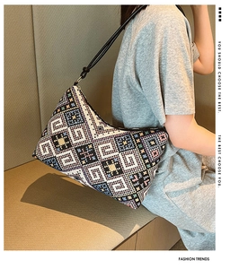 Dettaglio del ricamo geometrico colorato sulla borsa a spalla vintage in stile etnico