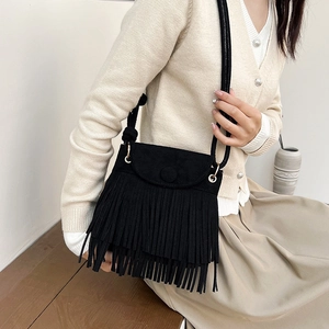 Sac à bandoulière noir rétro pour femme avec franges et texture en daim pour un look décontracté