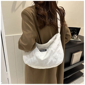 Détail du sac hobo blanc matelassé avec étiquette Fashion et motif de losanges