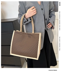 Borsa tote a scacchi marroni indossata da modella con blazer grigio e gonna nera