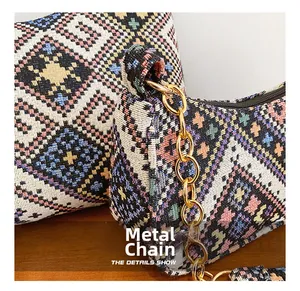 Gros plan sur le motif tissé ethnique et la chaîne en métal doré de qualité d'un sac sous le bras