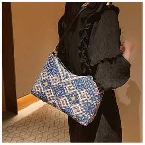 Borsa tote intrecciata con ricami etnici, motivi geometrici colorati e tracolla in pelle