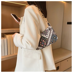 Borsa a spalla chic con ricamo etnico, motivi geometrici e catena dorata