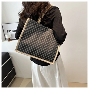 Dettaglio del retro della grande borsa tote con stampa geometrica e tracolla intrecciata