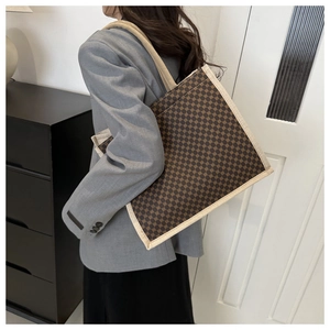 Dettaglio della borsa tote vintage grande con motivo geometrico e manico beige