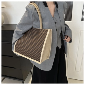 Dettaglio della grande borsa tote con motivo geometrico marrone scuro e lati in lino beige