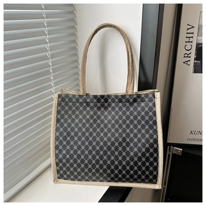 Dettaglio della borsa tote in tela a scacchi con manici beige intrecciati capiente