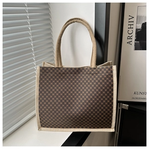 Dettaglio della borsa tote vintage in tela con pannello a motivi geometrici monogramma