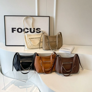 Large capacity tote bags in five chic colors on a display stand with chain decor