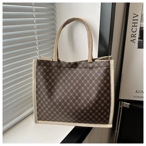 Vista dettagliata della borsa tote vintage con stampa geometrica e ombre naturali