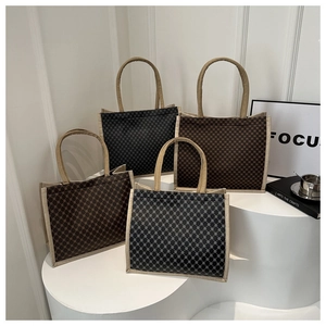 Borse tote classiche a quadretti marroni e grigi su supporti geometrici minimalisti